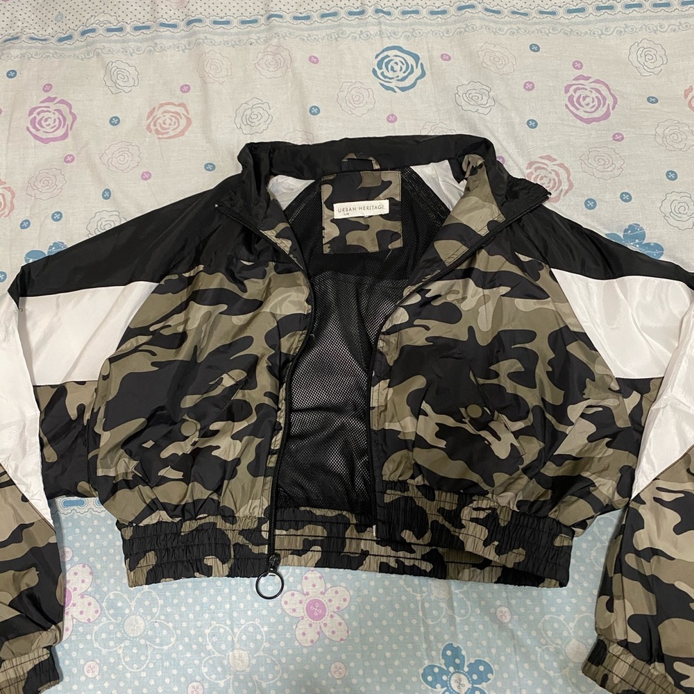 Urban Heritage Cropped Camo Jacket Size L (Used)